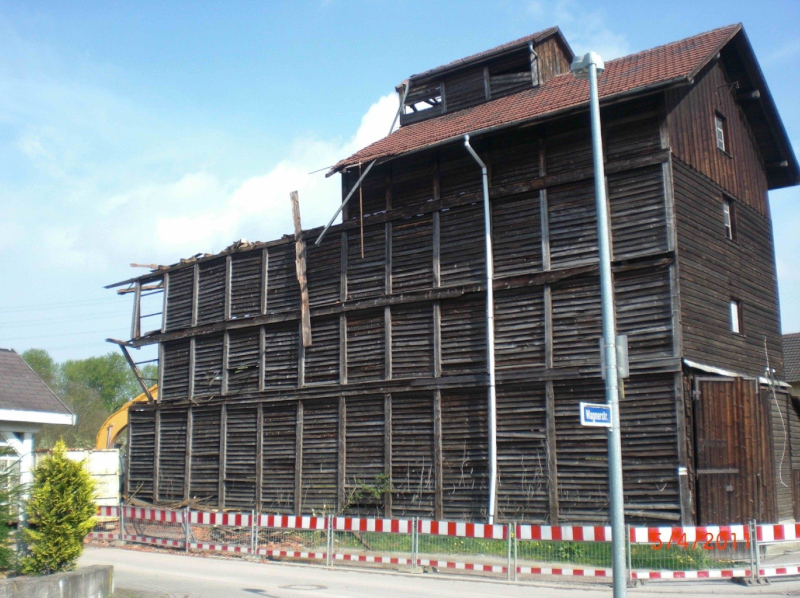 Abriss des Tabakschuppens im April 2011